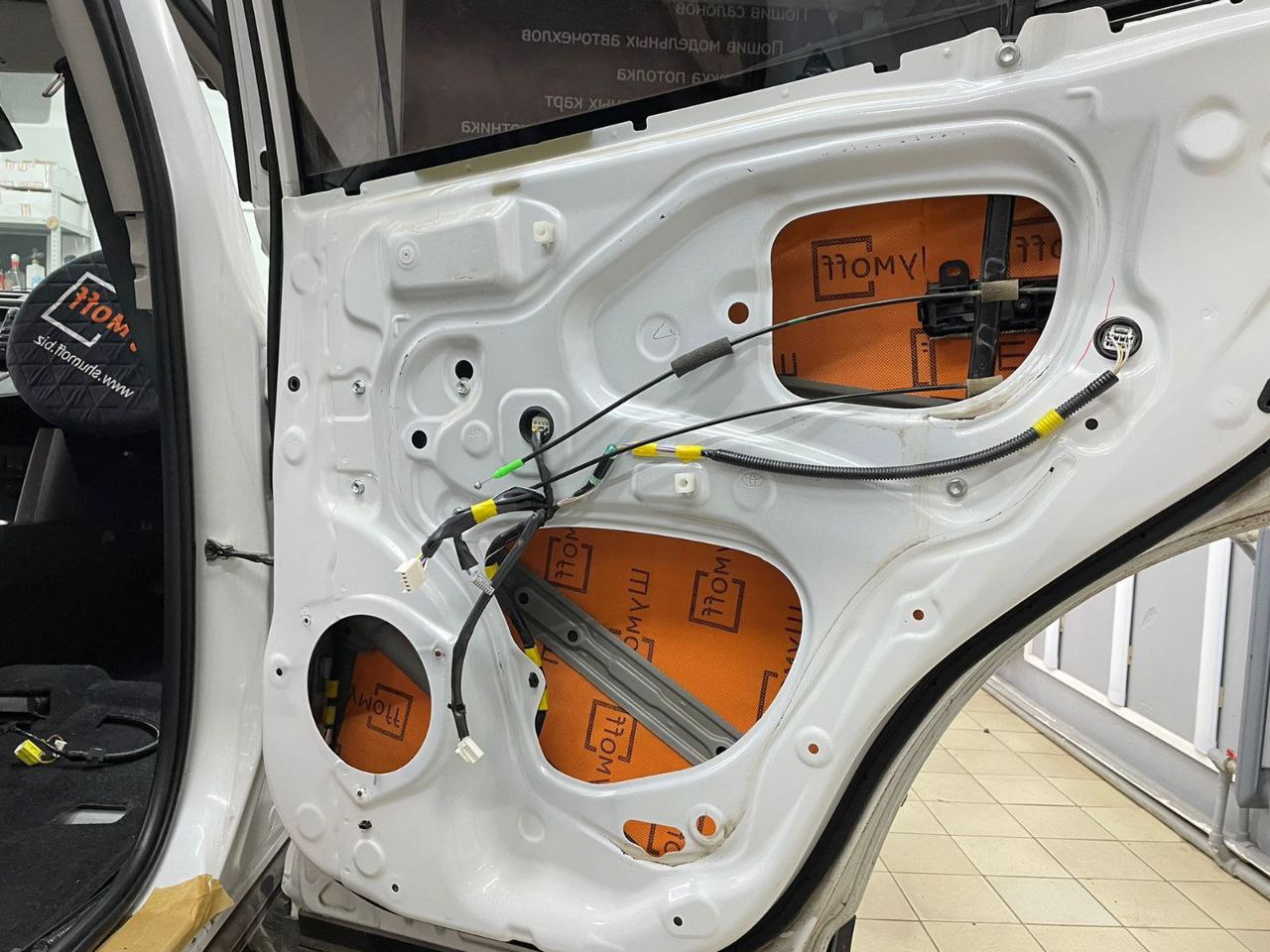 Двери 2 сл шумоизоляция Toyota RAV4 фото шумо теплоизоляция2